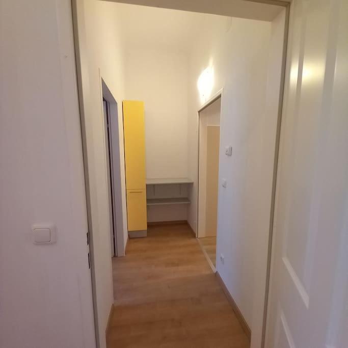 Altbauwohnung Neu Saniert - Fuer Familien Geeignet Wiedeń