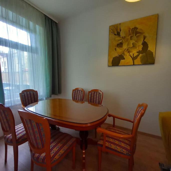 Altbauwohnung Neu Saniert - Fuer Familien Geeignet Apartament